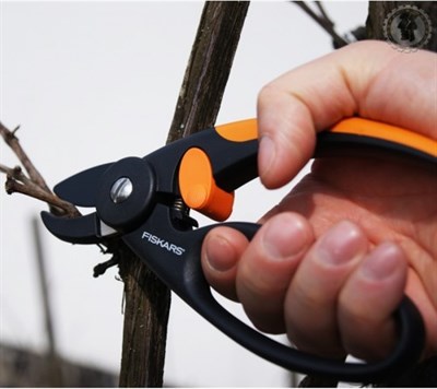 Контактный секатор Fiskars 111430 с петлей для пальцев P43 - фото 8308